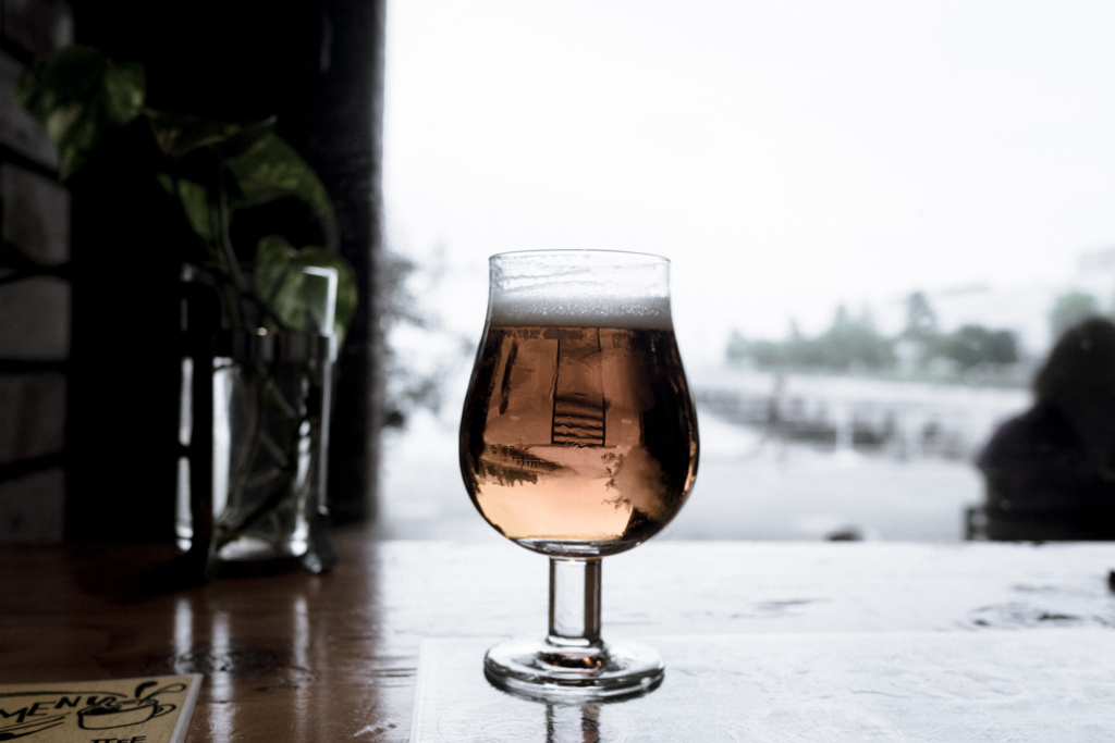 ビール越しに