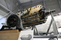 ハ140発動機とその過給機。
