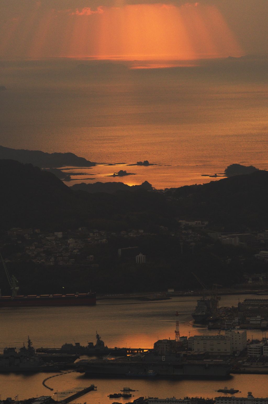 夕日が差す佐世保の海