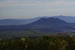 涌蓋山から阿蘇根子岳を望む