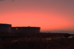 日の出間近の喜入石油基地