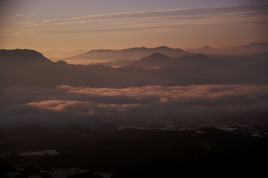 雲海と山の影