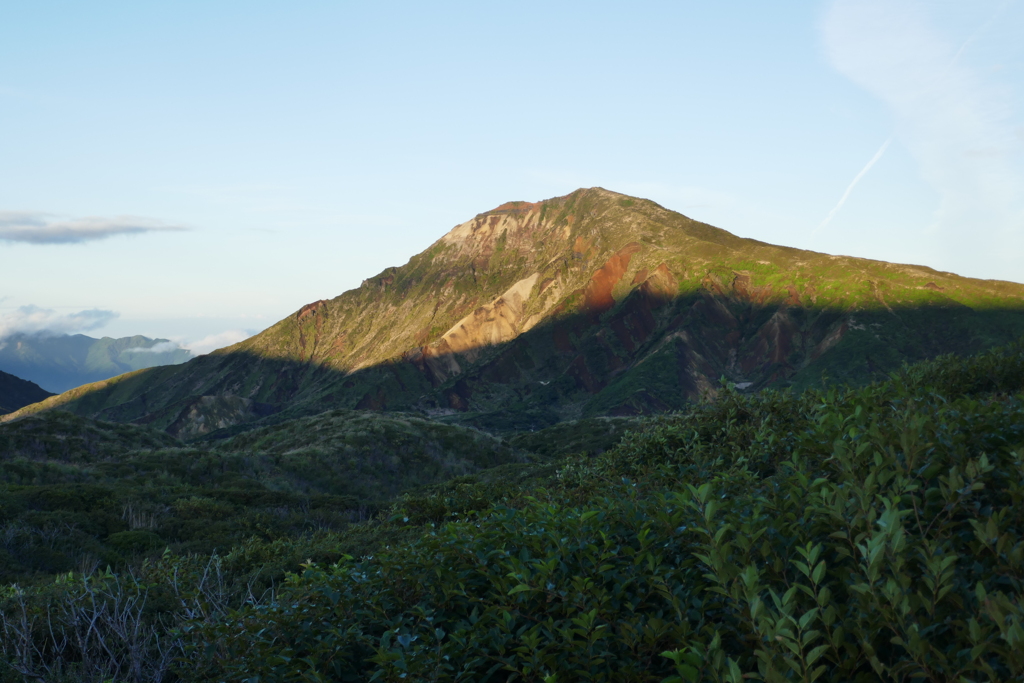 山影の映る烏帽子岳