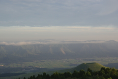 早朝の外輪山，米塚を望む