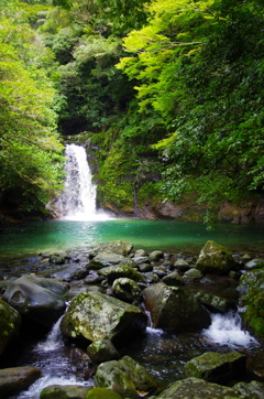 日が差してきた滝