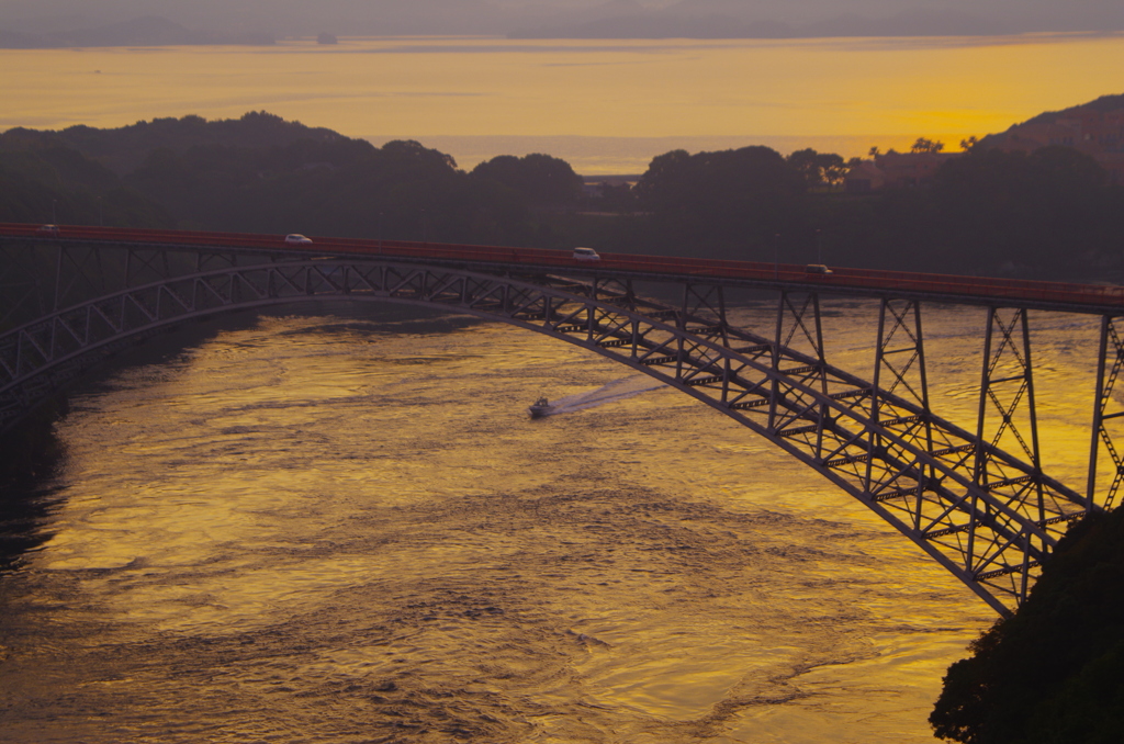 朝日が差す西海橋