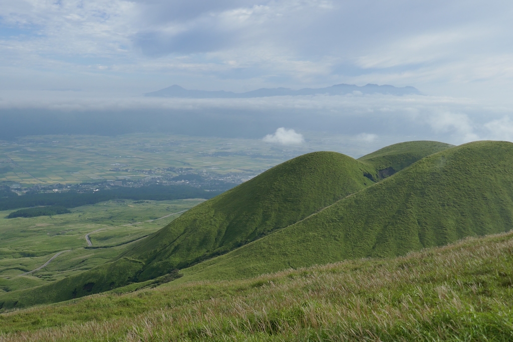 雲上のくじゅう連山を望む