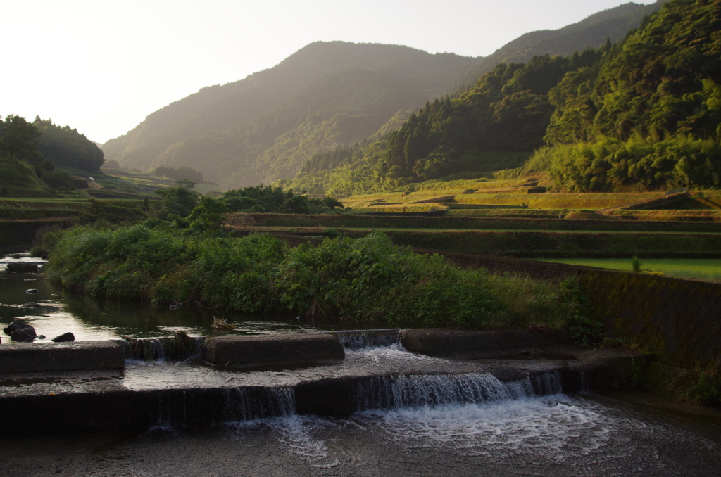 山間の里の朝