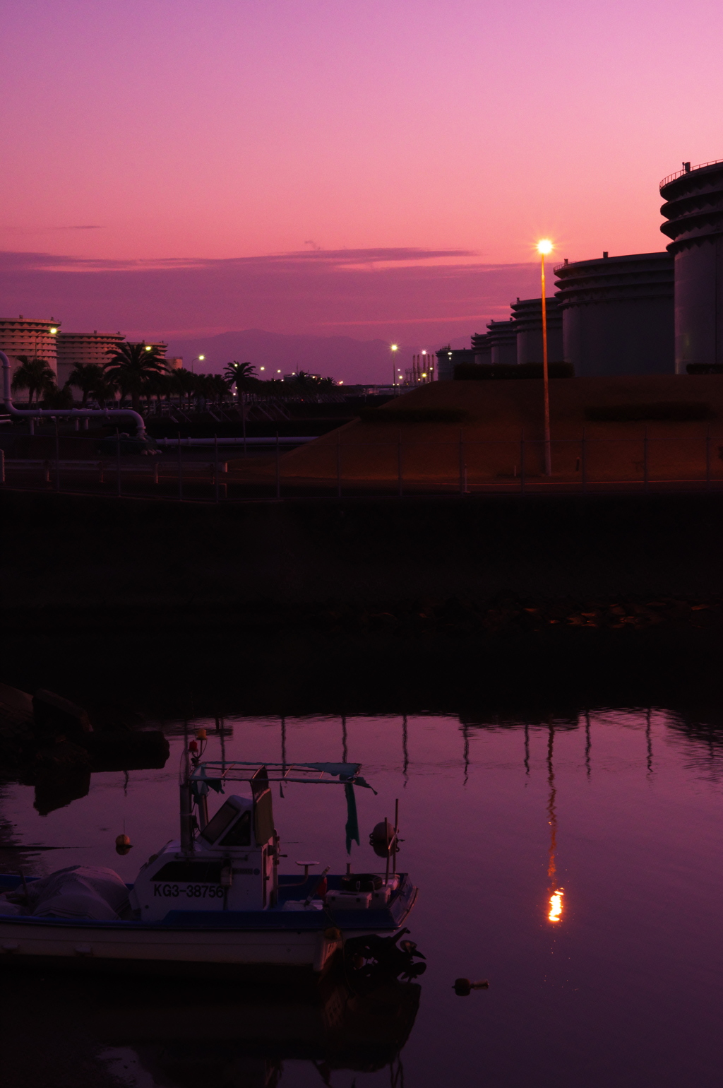 夜明けの喜入石油基地