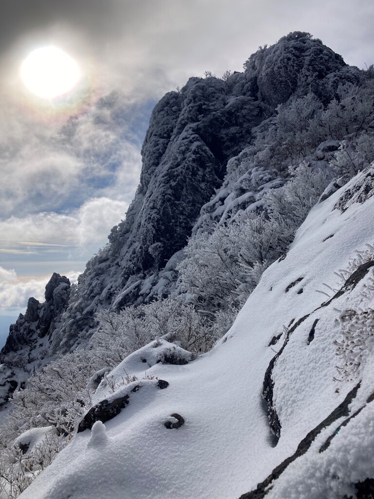 太陽と雪の峰