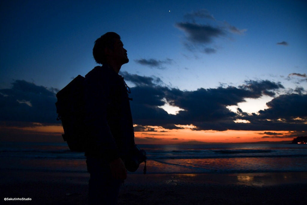 夕焼けを望むイケメン