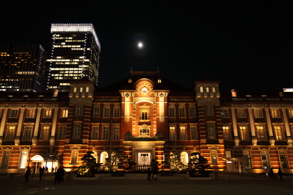 東京駅と満月