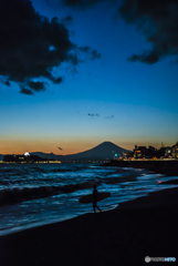江ノ島とサーファーと富士の夕暮れ