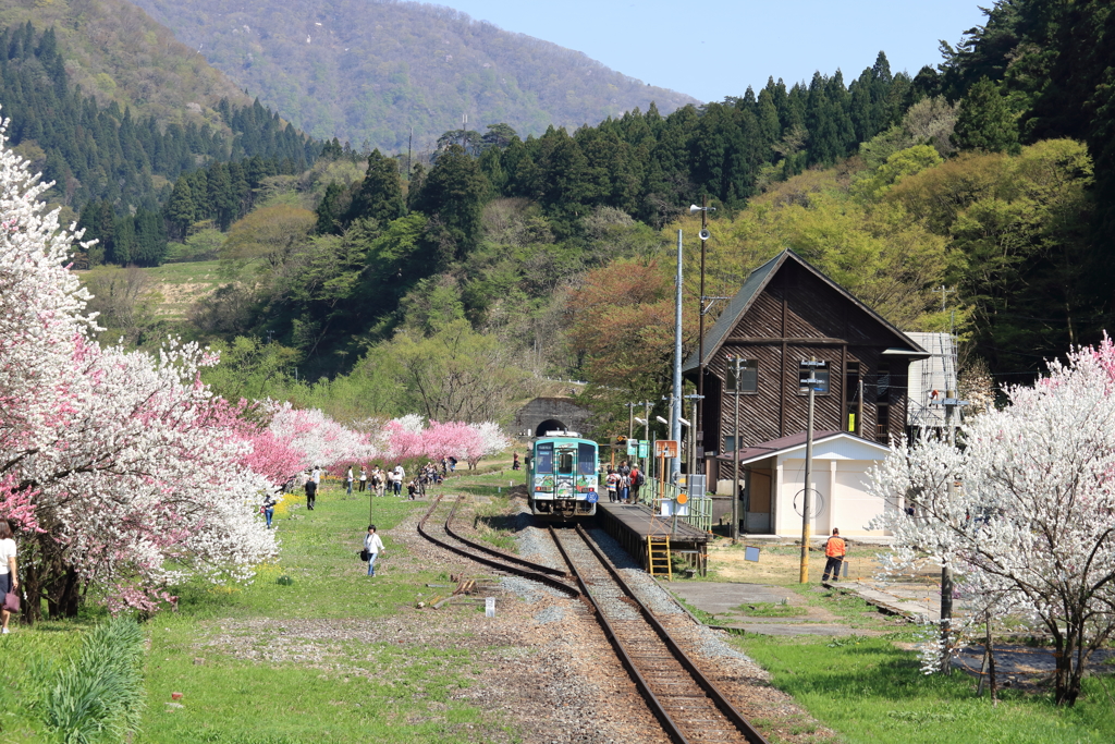 汽車を待ったら人だらけ