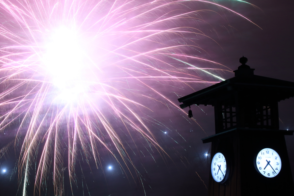 時計台と花火