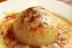 丸ごと玉ねぎのチーズかけ