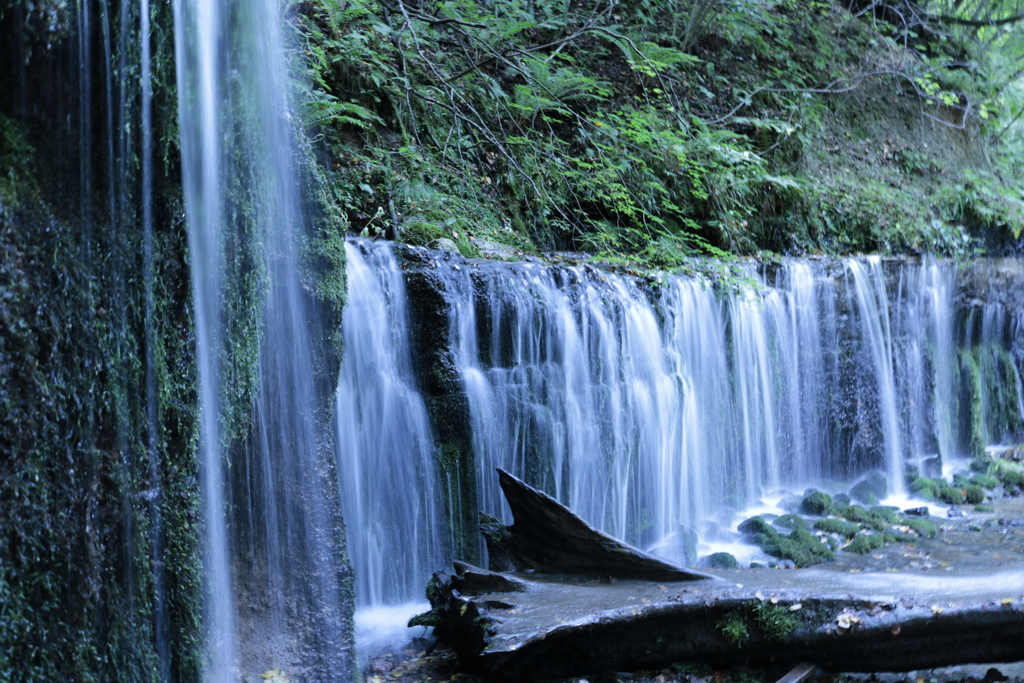 白糸の滝　左