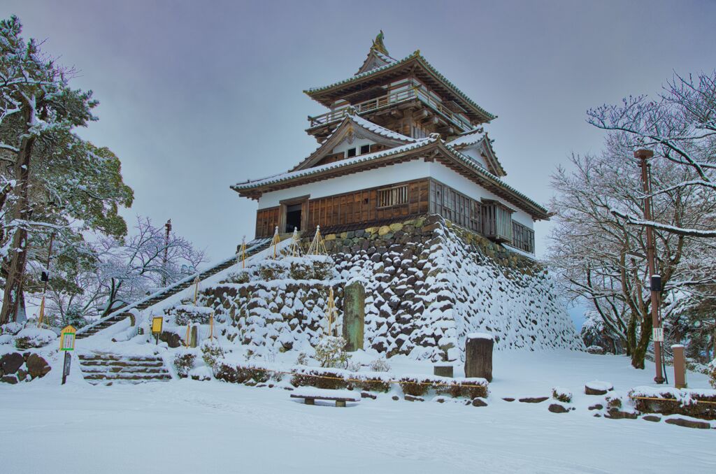 雪の丸岡城