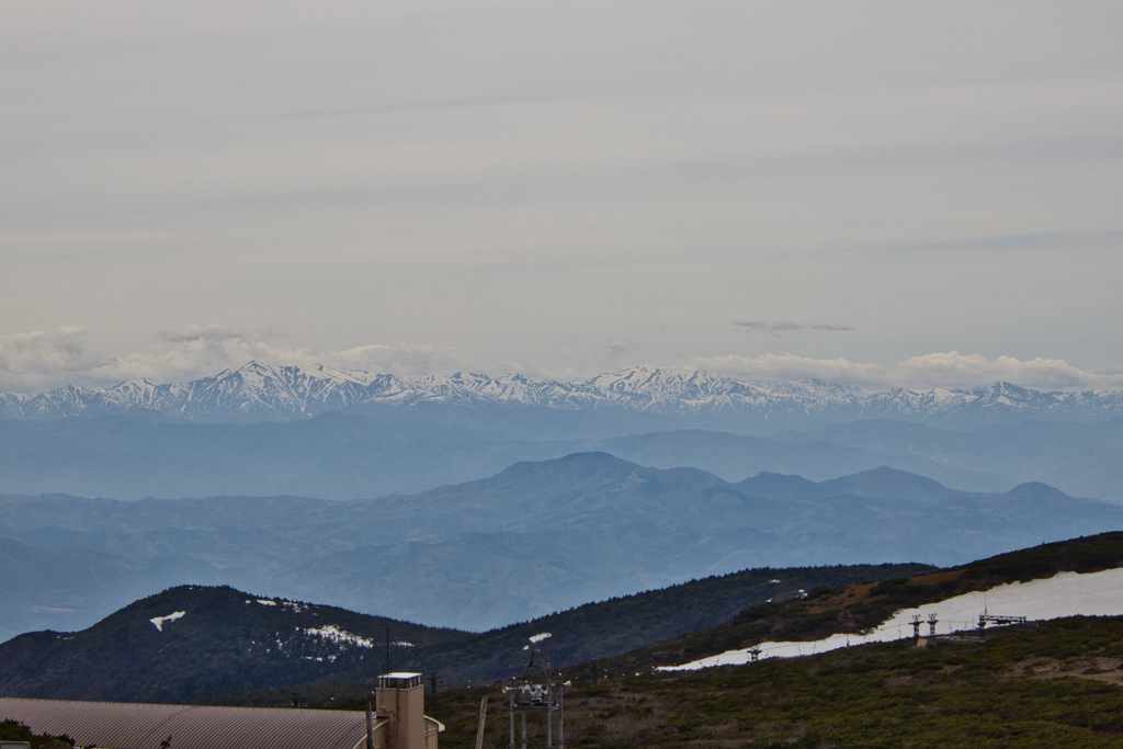 朝日連峰を望む