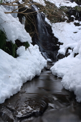 雪に埋もれる沢