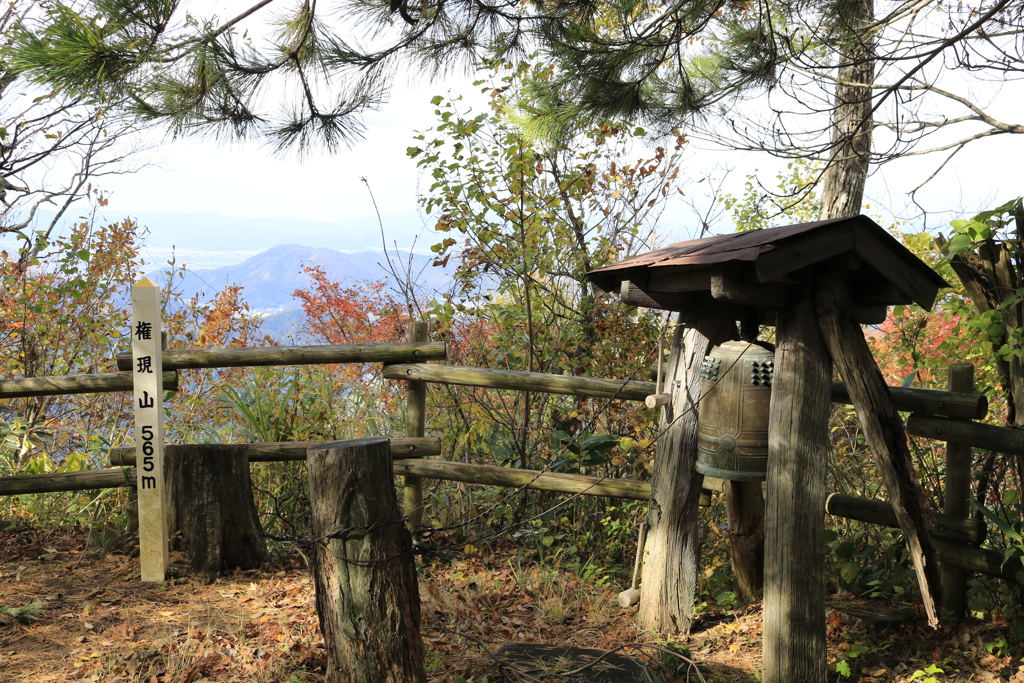 権現山山頂の鐘