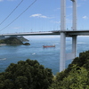 海峡を行く船