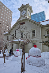 札幌市時計台　雪だるまと