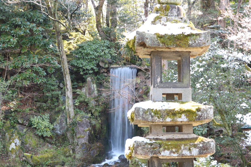 海石塔と滝