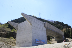 中部縦貫自動車道建設中橋脚