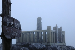 雲の中の山頂