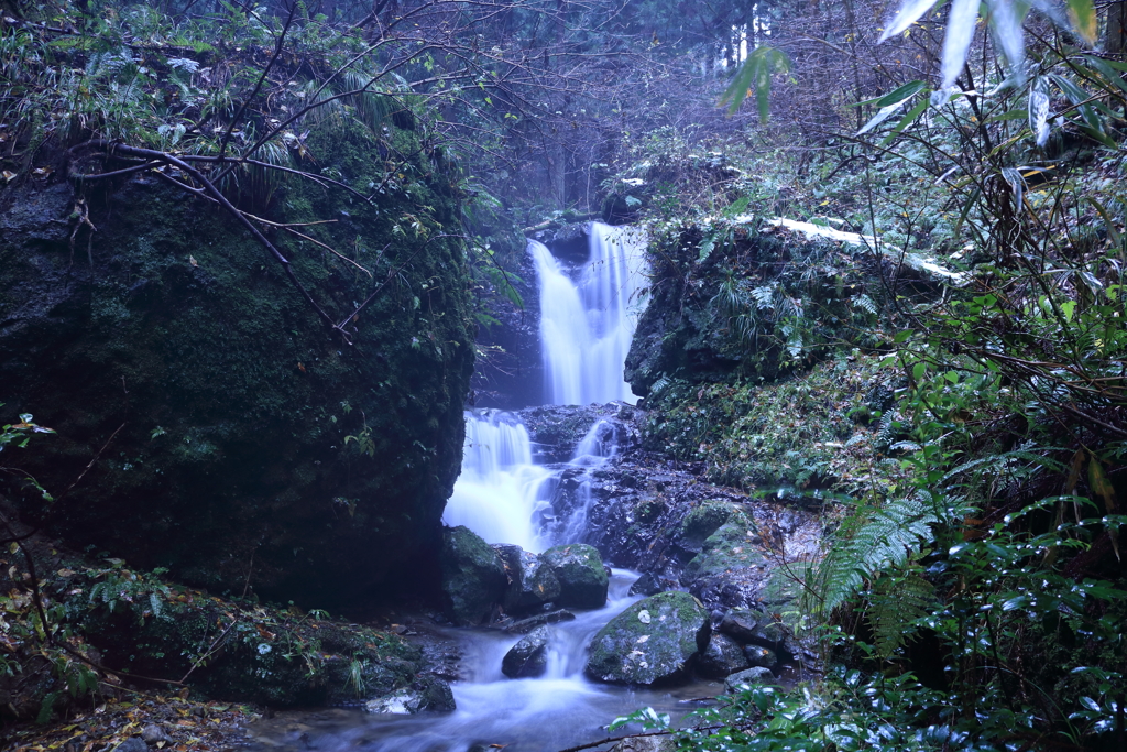 こしょうずの滝　大岩と