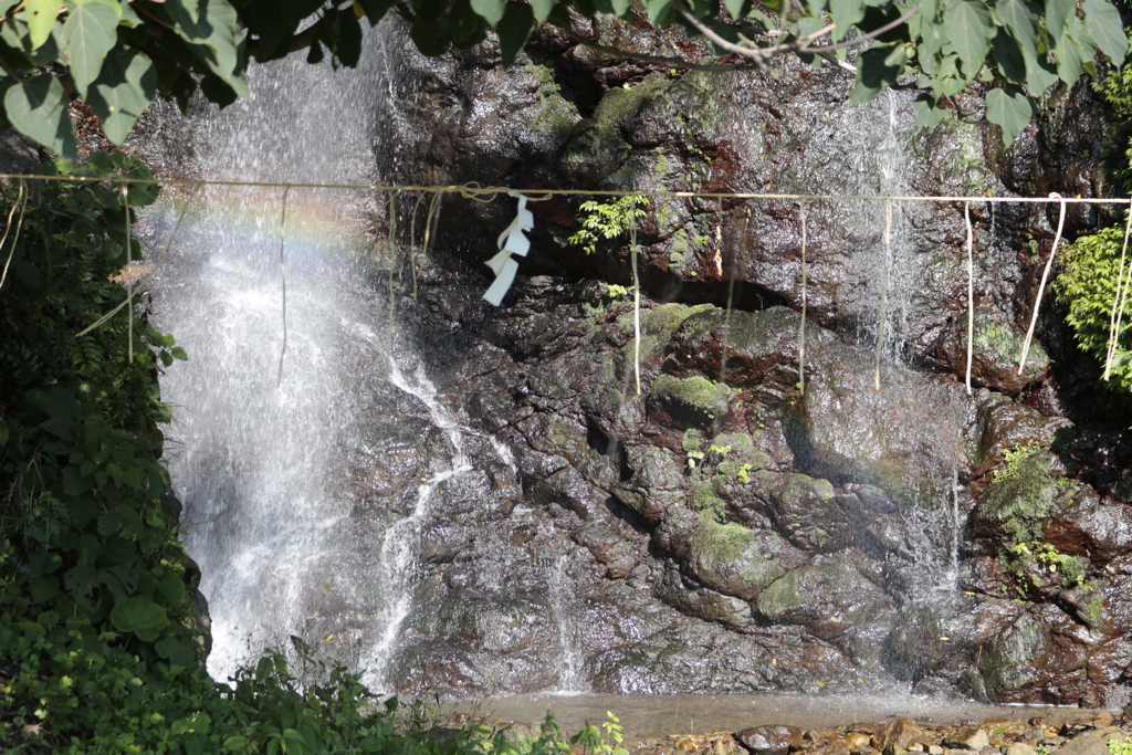 滝壺と虹（足見滝）