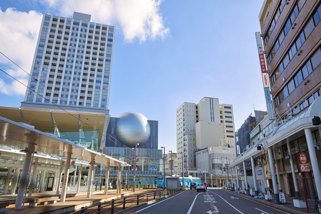 静かな駅前