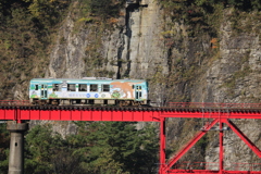 恐竜ラッピング汽車と九頭竜の絶景