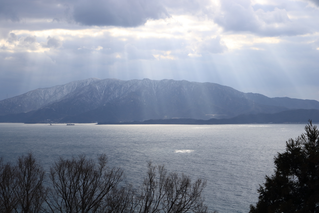 敦賀半島を覆う