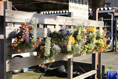 通りに飾られた花々