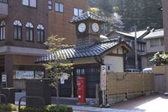 赤いポストと時計台