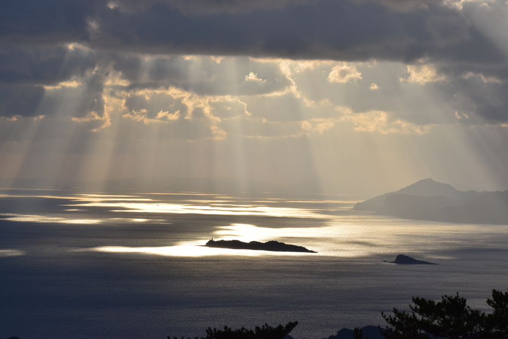雲の隙間からの光
