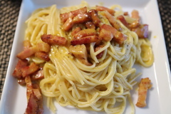 昼食はカルボナーラ