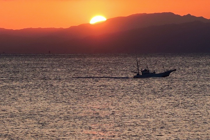 伊豆半島の夕陽とイカ釣り船