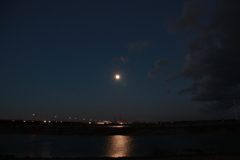 月が照らす天竜川
