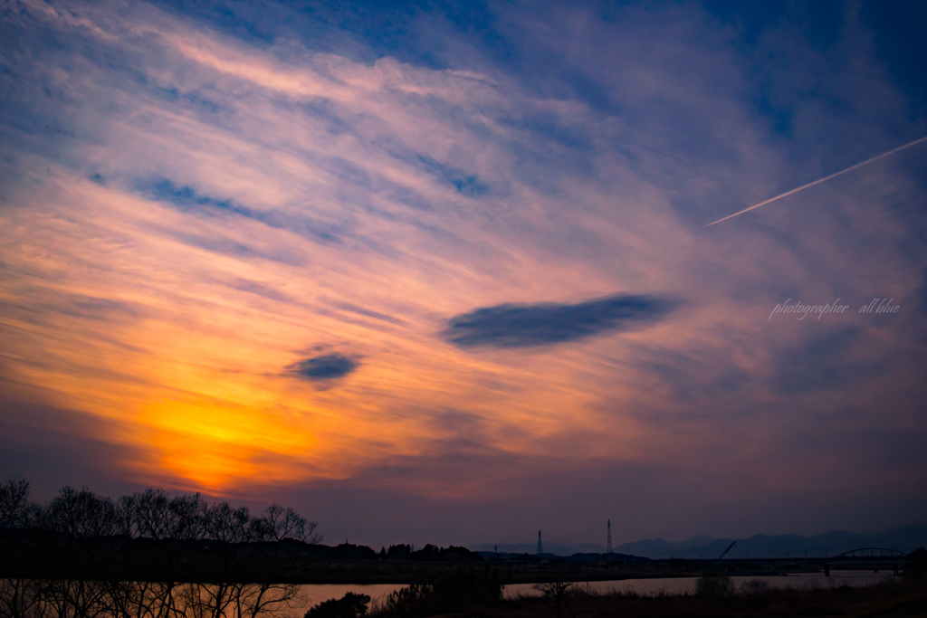 夕暮れと飛行機雲