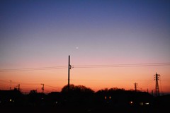 夕焼けと三日月