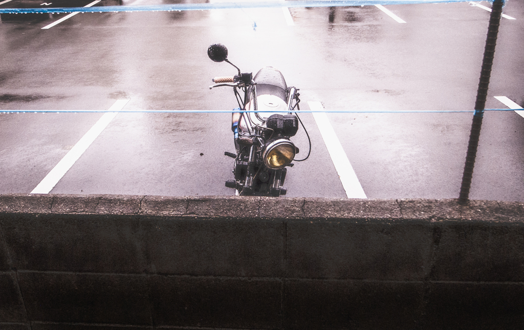 雨に濡れてたオートバイ