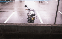 雨に濡れてたオートバイ