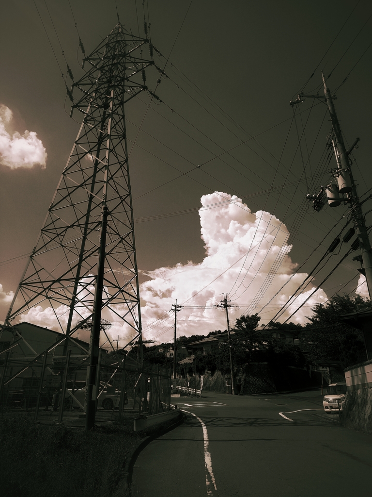 大きな入道雲だったけど鉄塔のせいで小さく見える