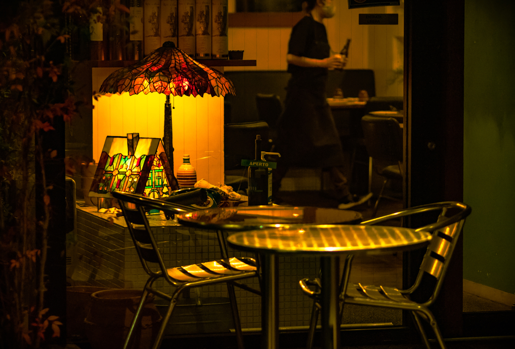 お店の入口のステンドグラス