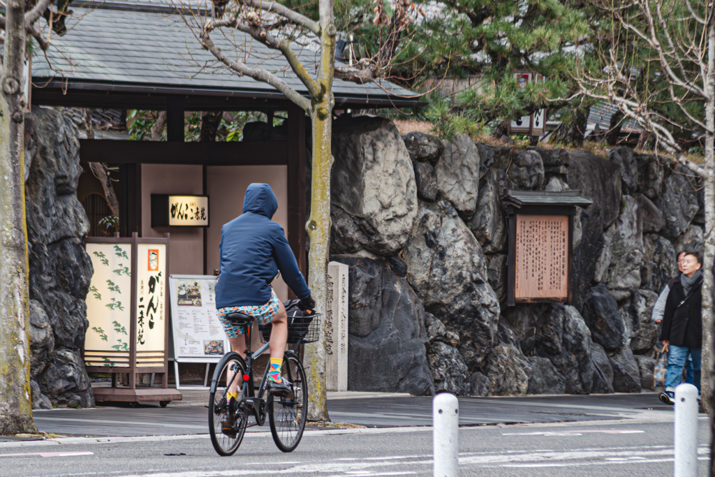 どうした？？ズボン盗まれたんか？？