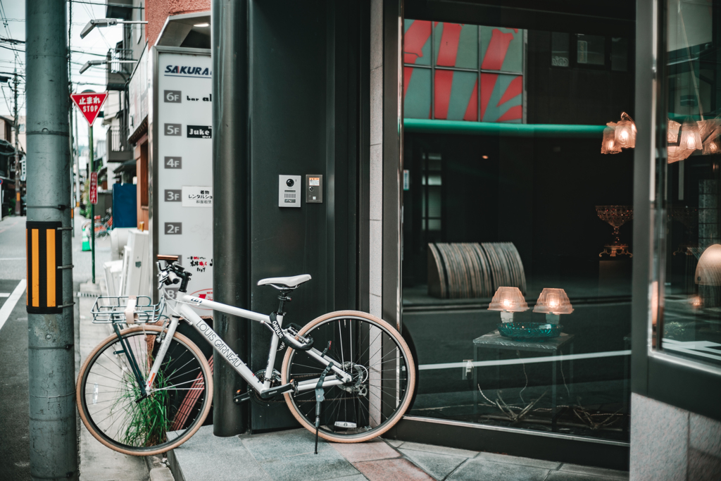 電柱で止まってる自転車