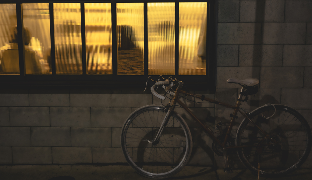 賑わうお店と自転車一台